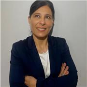 Profesora de Educación Especial que imparte clases o de reforzamiento de las diferentes materias y asiste niños y niñas con necesidades educativas especiales Facilita el desarrollo de habilidades para la instauración de habitos y habilidades de estudio